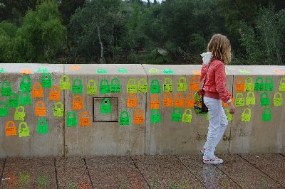 Crdoba declara su amor a Europa en el pretil del Puente Romano