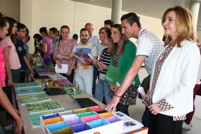 M del Mar Garca, Esther Ruiz y Rosario Mrida durante su recorrido por uno de los stands.