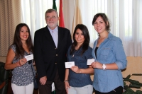 El rector, en el momento de entregar el premio a las tres ganadoras del certamen 