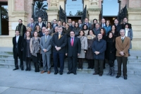 Los participantes en el acto en la tradicional foto de familia ante el Rectorado