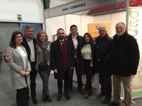 En el centro de la imagen (el cuarto por la izquierda), el vicerrector de Estudiantes Alfonso Zamorano y representantes universitarios ante el stand de la Universidad de Crdoba