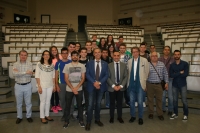 Foto de familia de las autoridades acadmicas y los estudiantes que han disfrutado de la jornada 