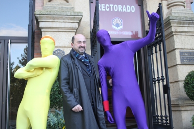 Manuel Torres con las siluetas amarilla y morada