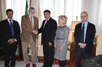 Imagen institucional de la visita del embajador de la India al Rectorado