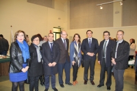 El rector en el centro, junto a miembros del equipo de gobierno durante la degustacin del 