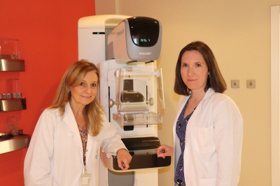 Los doctoras Marina Álvarez y Cristina Pulido, frente a una equipo de tomosíntesis mamaria.