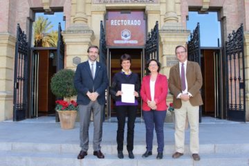 Socorro Serrano obtiene el Premio Ibn Firnás” por su trabajo sobre enfermedades del alcornoque