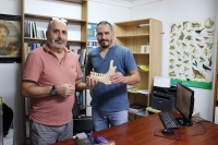 The researchers José Antonio Riquelme Cantal y Juan Manuel Garrido Anguita with a camelid bone