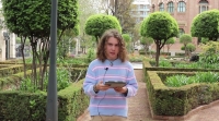Alumno de la Universidad de Córdoba leyendo el manifiesto por el Día Internacional de la Visibilidad Trans